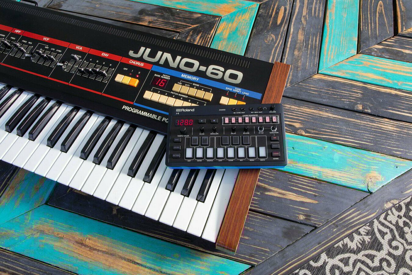 DTM・DAW Roland J-6 chord SYNTHSIZER Roland J-6 Aira Compact Chord Synthesizer – Alto Music