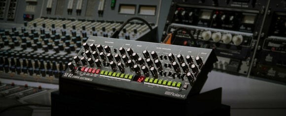 Synthesizer Roland SE-02 - 3