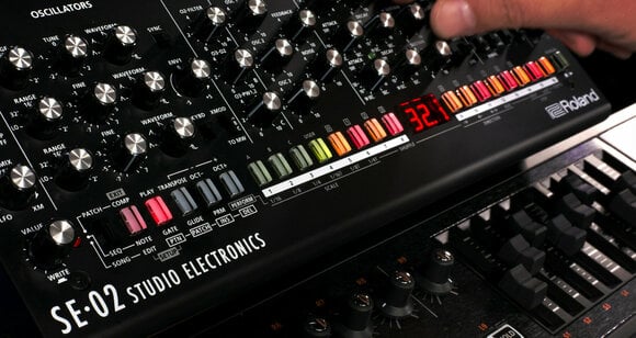 Synthesizer Roland SE-02 - 9