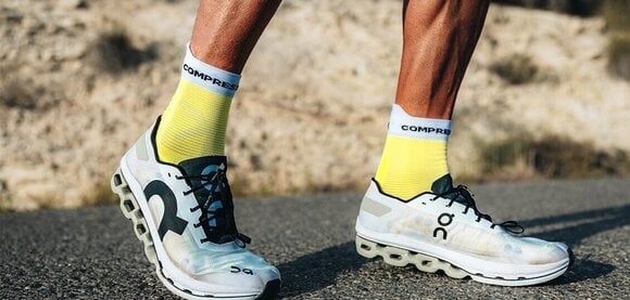 Meias de corrida Compressport Pro Racing Socks V4.0 Run High Safety Yellow/White/Black/Neon Pink T1 Meias de corrida - 6