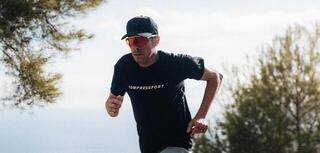 Laufmütze
 Compressport Trucker Black/Black Reflective Deckel - 5