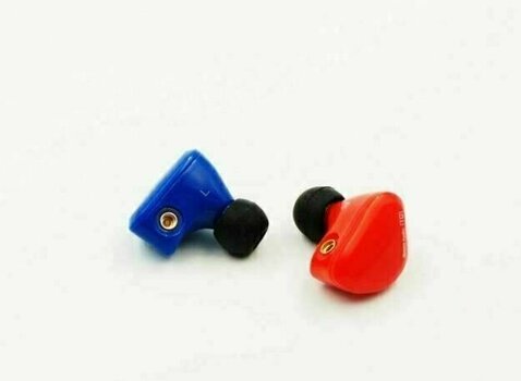 En la oreja los auriculares iBasso IT01 Red-Blue - 2