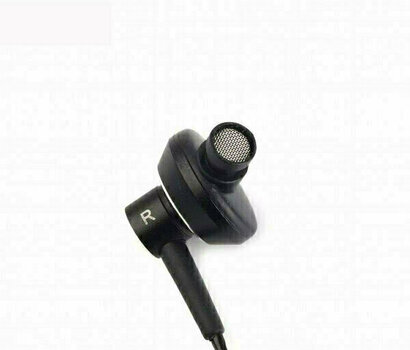 En la oreja los auriculares SoundMAGIC ES20 Black - 4