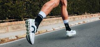 Șosete pentru alergre
 Compressport Mid Compression V2.0 Fluo Red/White/Crew Socks - 4