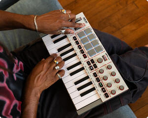 Миди клавиатура Akai MPK Mini MK4 Gray Миди клавиатура - 4