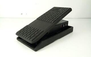 Обем педал за китара Behringer FCV100 V2 Обем педал за китара (Почти нов) - 1