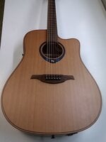 LAG Tramontane HyVibe 10 Natural Satin Dreadnought z elektroniką