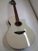 Yamaha APX600 Vintage White Jumbo elektro-akoestische gitaar