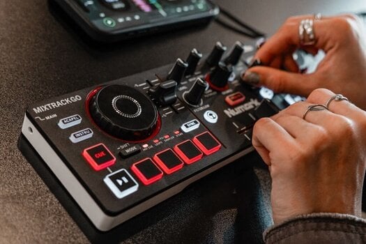 Contrôleur DJ Numark Mixtrack Go Contrôleur DJ - 12