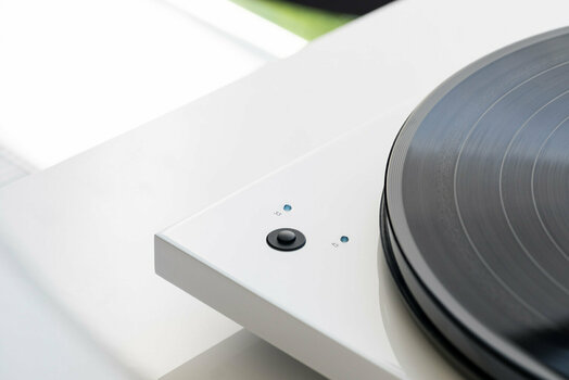 Gramofón Pro-Ject Essential III SB + OM 10 High Gloss White - 3