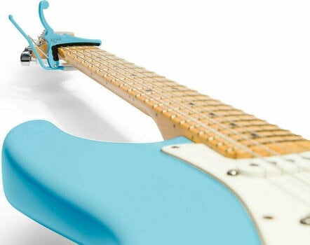 Kapodastr pro kytaru s kovovými strunami Kyser KGEFDBA Fender Quick-Change Daphne Blue - 3