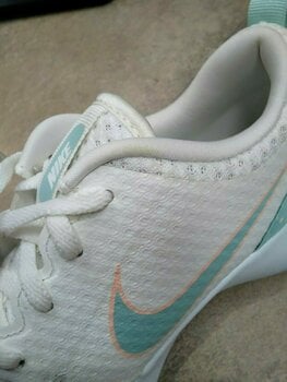 Ženski čevlji za golf Nike Roshe G Sail/Light Dew/Crimson Tint/White 36,5 (Poškodovano) - 4