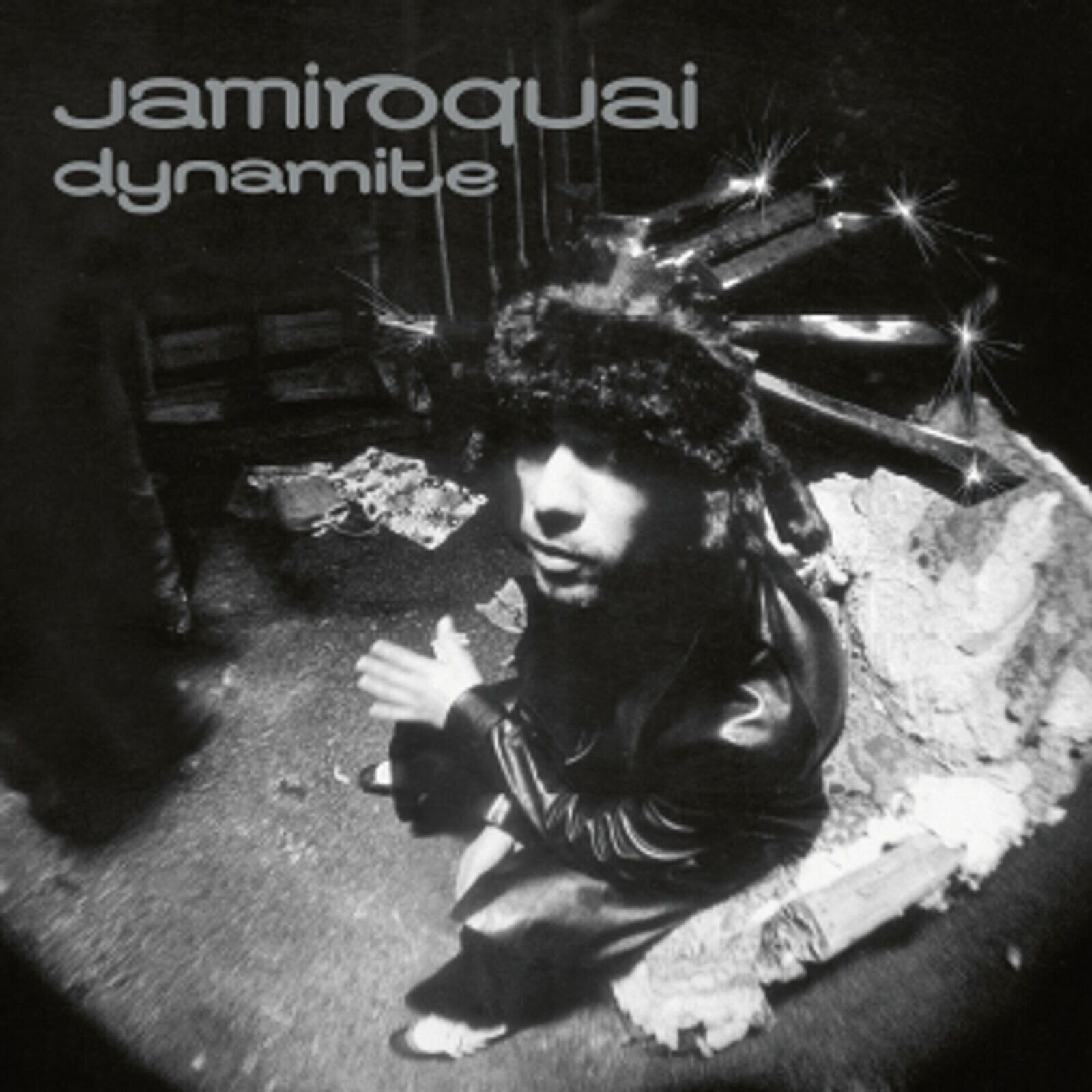 Vinylskiva Jamiroquai - Dynamite (Smoke Coloured) (Gatefold Sleeve) (Limited Edition) (Anniversary Edition) (Reissue) (2 LP + CD)