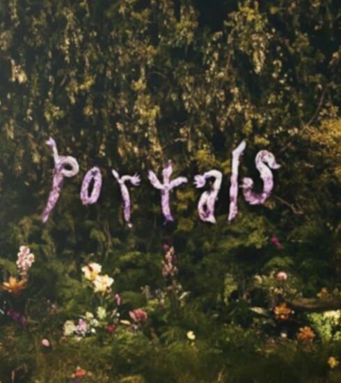 LP ploča Melanie Martinez - Portals (Deluxe Limited Edition) (Box Set) (Milky Clear Coloured) (2 LP)