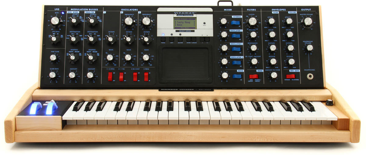 Synthesizer MOOG Minimoog Voyager Performer Edition Blue Backlit P/M wheels