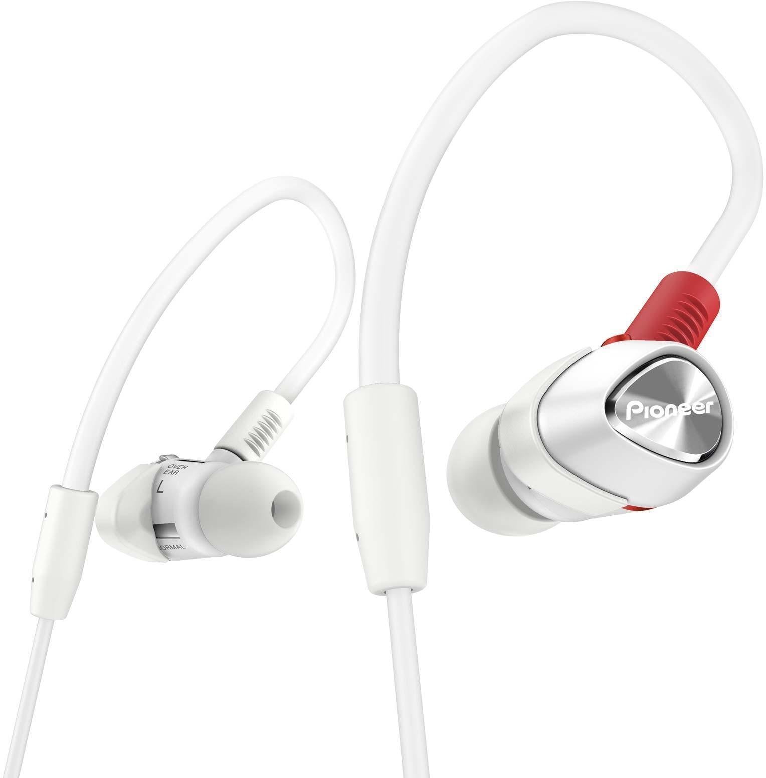 En la oreja los auriculares Pioneer Dj DJE-1500 White