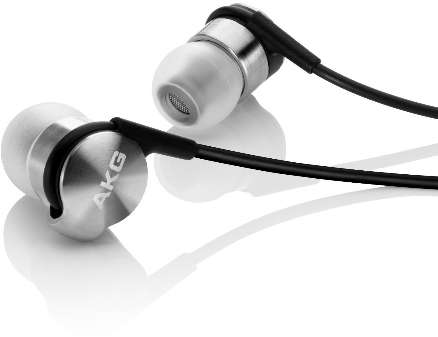 En la oreja los auriculares AKG K3003i Negro-Chrome