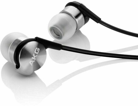 En la oreja los auriculares AKG K3003i Negro-Chrome - 1