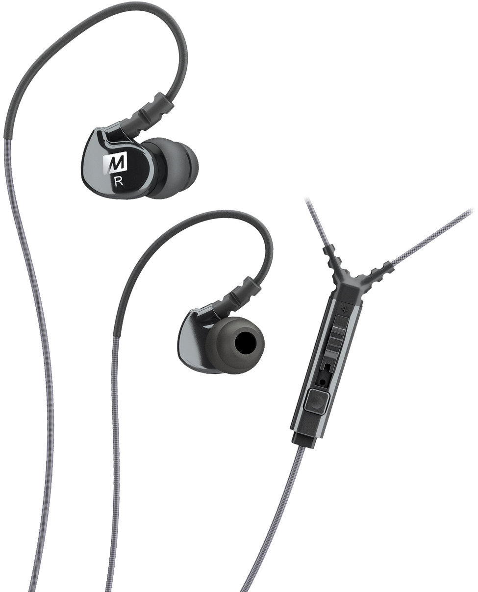 En la oreja los auriculares MEE audio M6P Memory Wire In-Ear Headphones With Mic Black