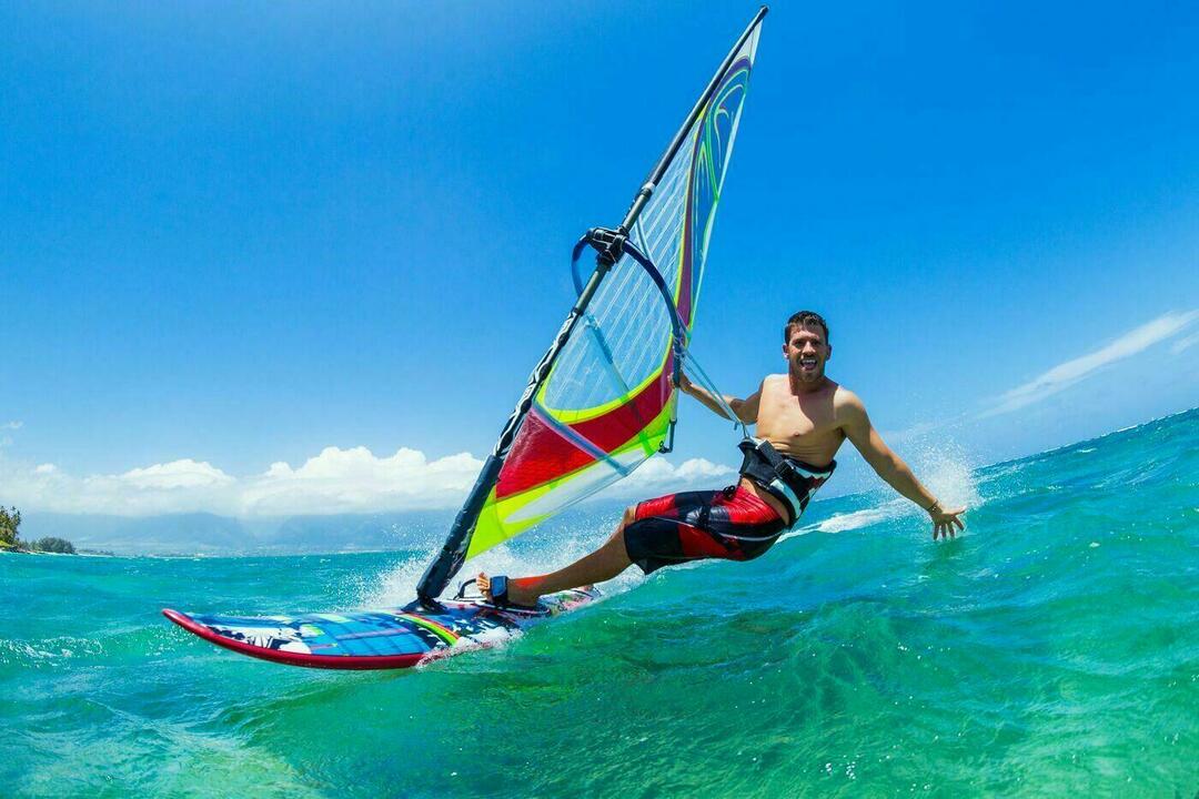 SUP-Board mit Segel: Wie man auf einem SUP windsurft