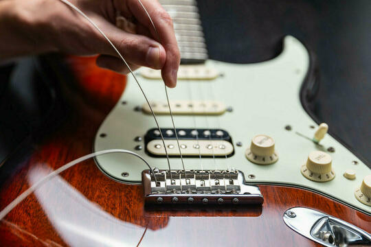 How to choose guitar strings? [Practical guide]