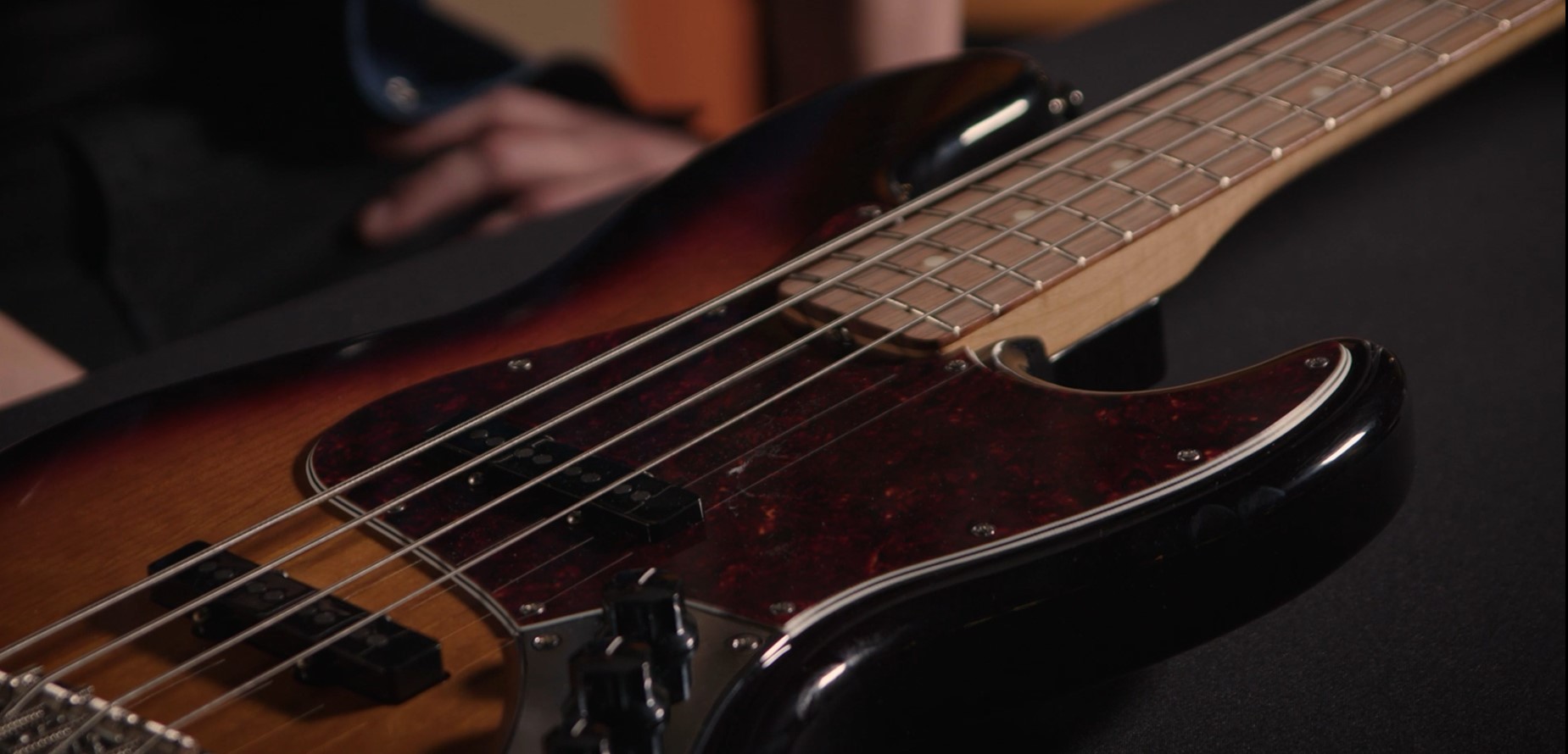 How to change strings on a bass guitar? [Practical guide] Muziker