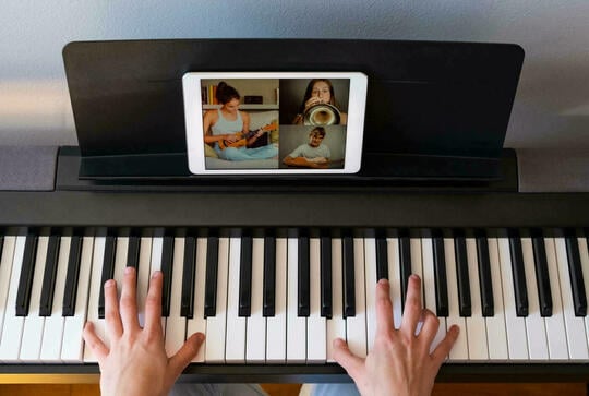 What is the difference between a keyboard and a digital piano?