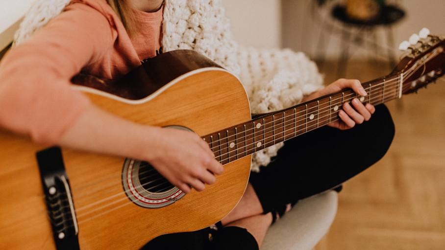 Blog image Do you know what to buy for your acoustic guitar? These are the must-have items