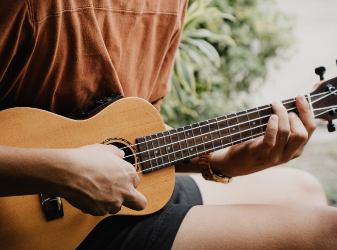 Obrázok k blogu Ako sa naučiť hrať na ukulele za pár týždňov: rýchly a efektívny návod