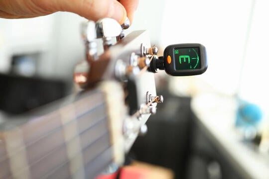 Clip-On vs. Pedalboard Tuner – Which to Choose?