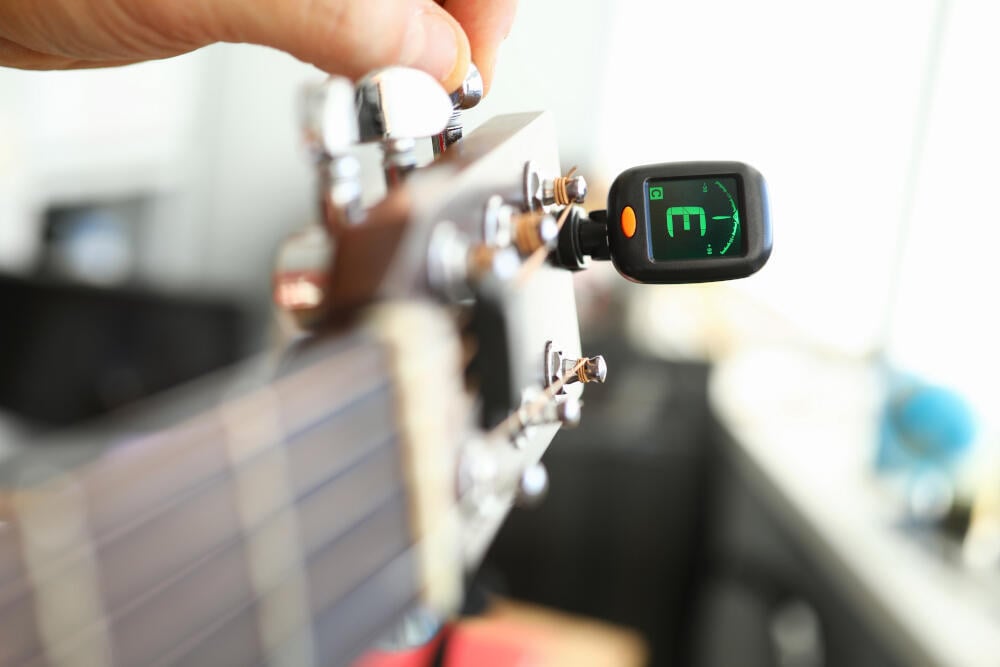 Blog image Clip-On Tuner vs. Pedalboard Tuner – Which to Choose?